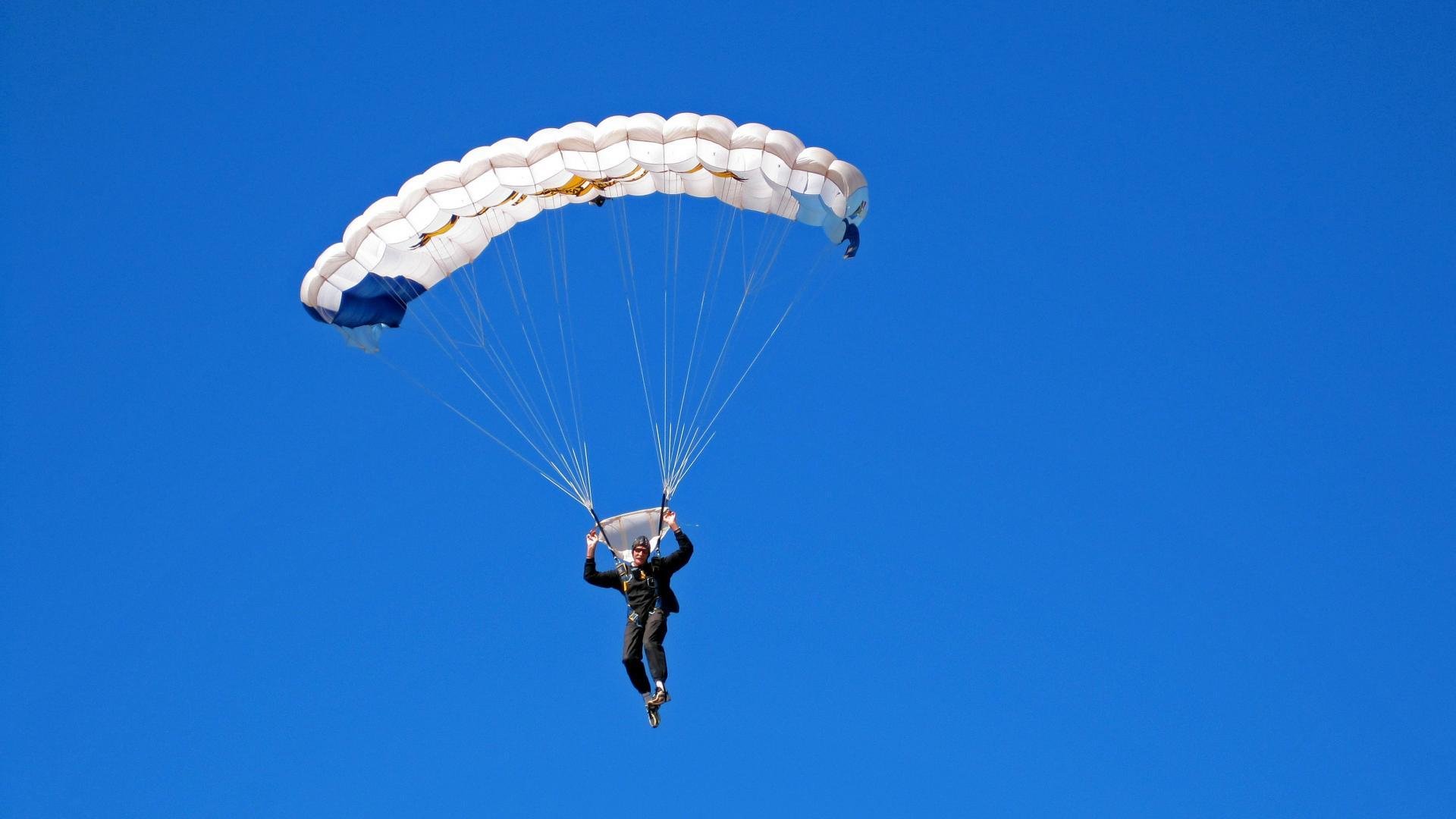 英超冠军悬念加剧，各队争夺激烈，英超争冠2021