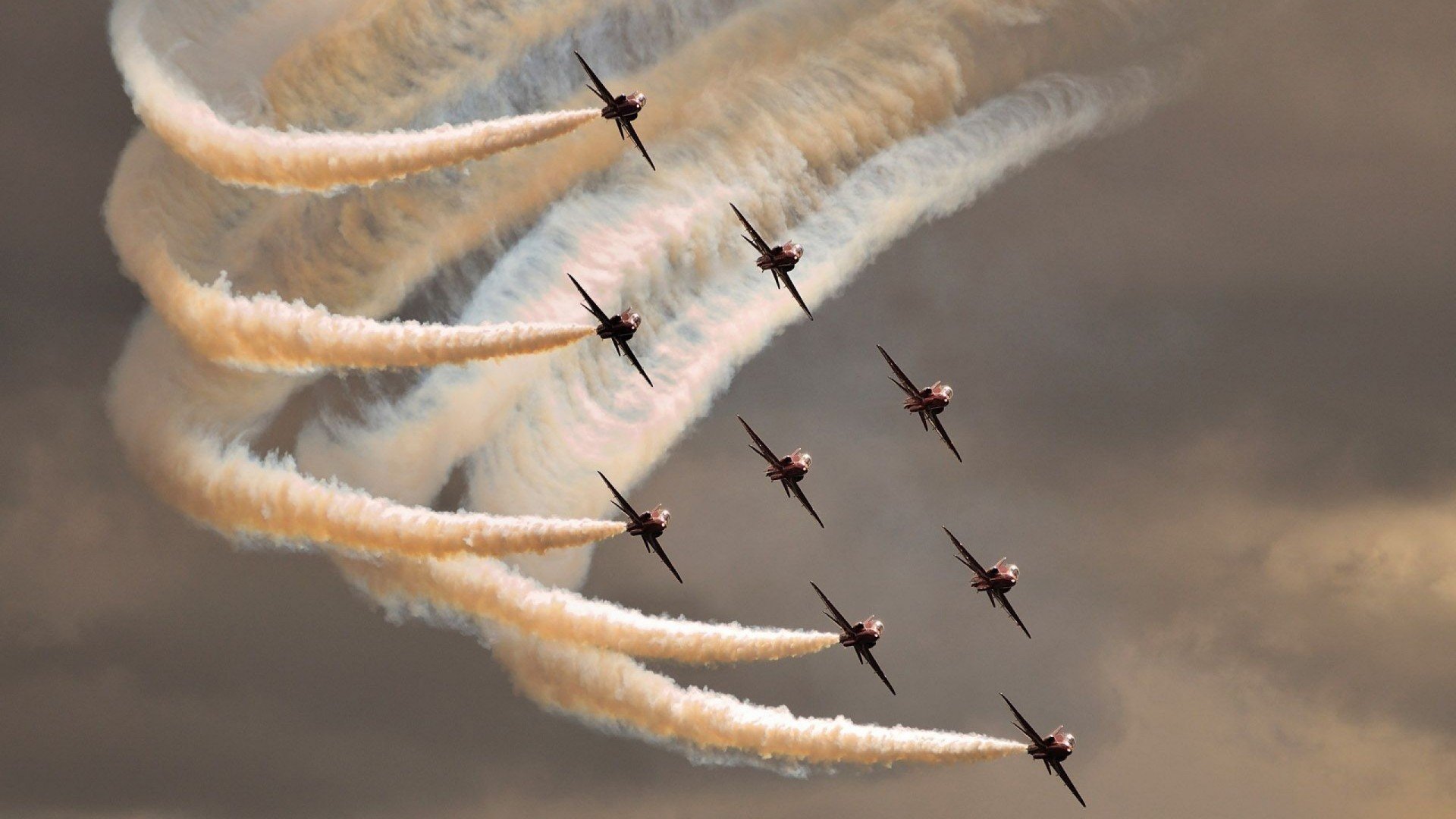 球队气氛融洽，队员之间默契配合愈发默契，球队合作