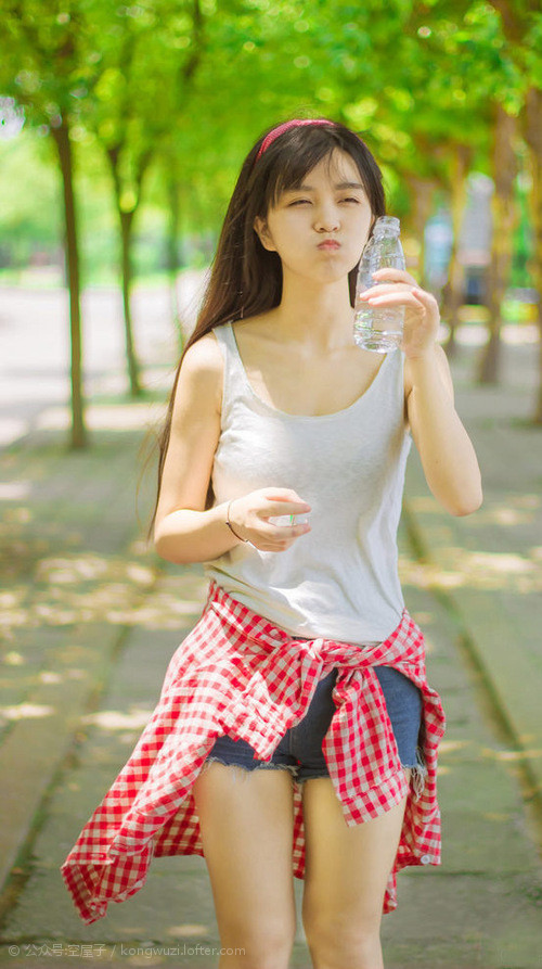 最新足球资讯:女子赛事中的惊险一幕!,女子足球赛视频