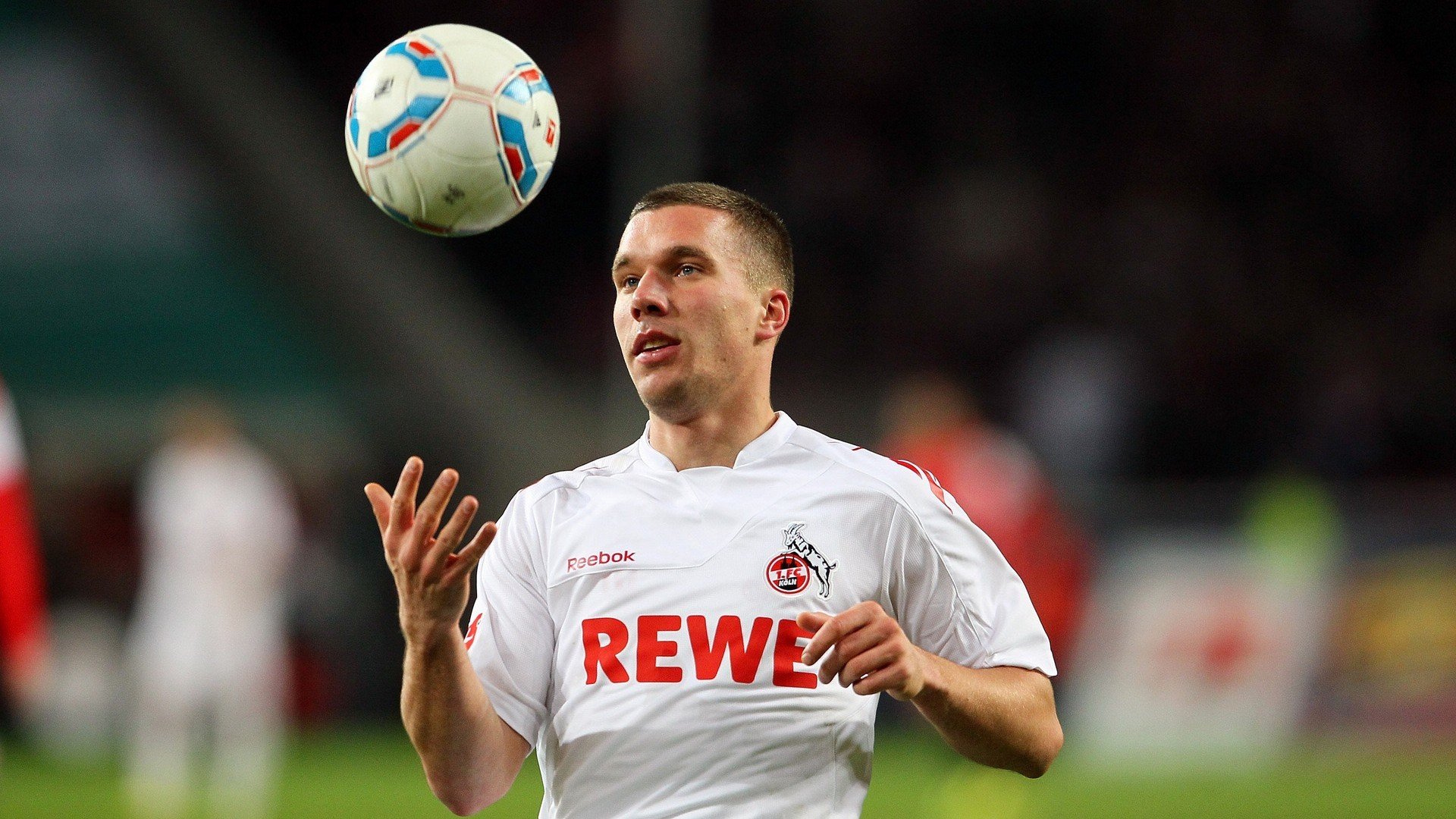 剧场内外的对决：场上场下的激烈斗争，剧场的剧